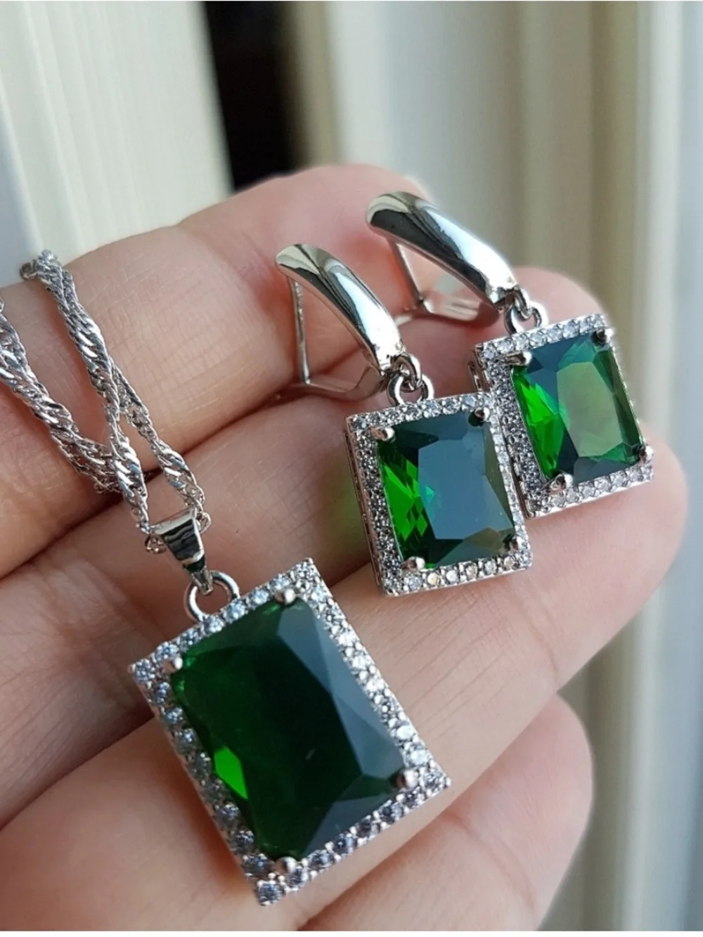 Swarovski Elements 925 Sterling Silver Emerald Green Pendant Halo Necklace NEW